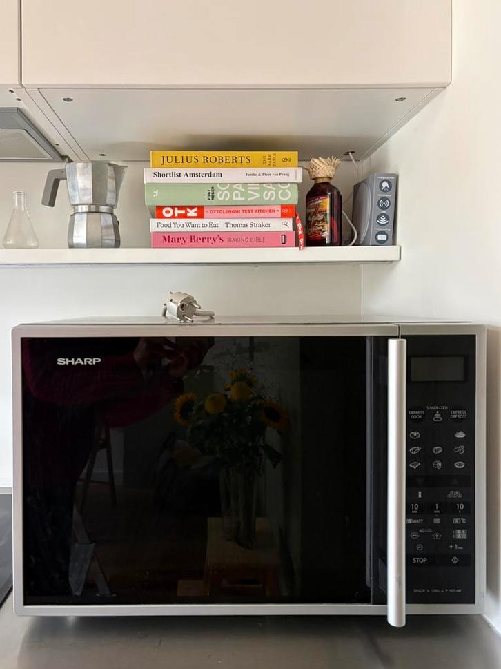 Sharp 40 liter combimagnetron, Witgoed en Apparatuur, Magnetrons, Zo goed als nieuw, Vrijstaand, Combimagnetron, 45 tot 60 cm