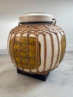 Grote handgemaakte pot met rieten omhulsel en deksel, Mand, Ophalen of Verzenden, Zo goed als nieuw, Riet