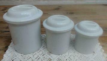 SALE, 3 Kleine wit porseleinen voorraadpotjes met deksel beschikbaar voor biedingen