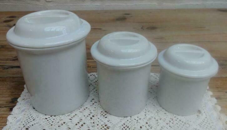 SALE, 3 Kleine wit porseleinen voorraadpotjes met deksel, Huis en Inrichting, Keuken | Keukenbenodigdheden, Zo goed als nieuw