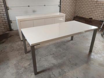 Eet tafel beschikbaar voor biedingen