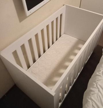 Baby Ledikant met matras. beschikbaar voor biedingen