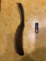 Antieke kledingborstel met metalen handvat, Ophalen