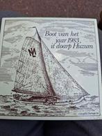Tegel : boot van het jaar 1983 it doarp Huzum, Antiek en Kunst, Ophalen of Verzenden