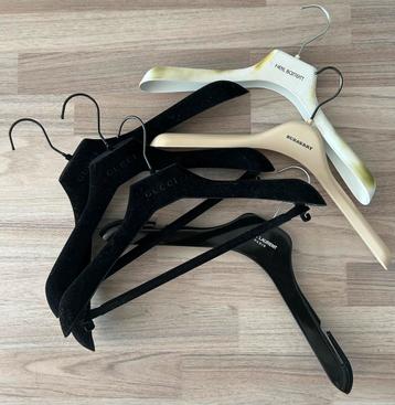 Gucci, Valentino, Burberry,  Saint Laurent kledinghangers beschikbaar voor biedingen