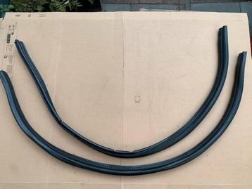 Alfa romeo 75 / milano rubber motorkap/schutbord 162.26623 beschikbaar voor biedingen