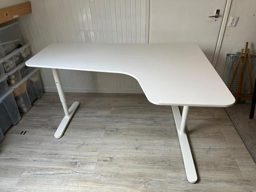 IKEA Bekant hoekbureau – wit – in hoogte verstelbaar, Huis en Inrichting, Bureaus, Zo goed als nieuw, In hoogte verstelbaar, Ophalen