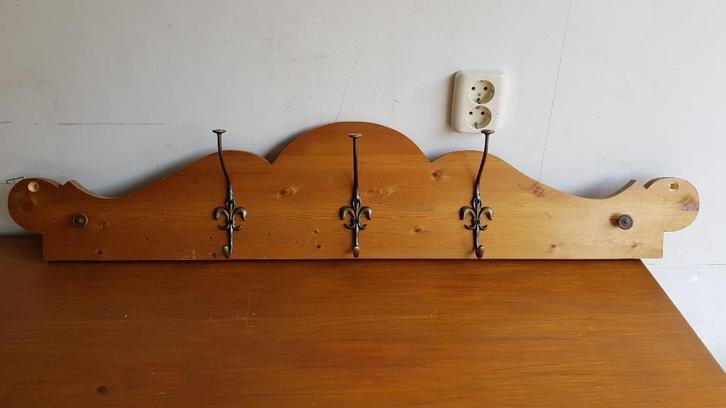 Brocante houten kapstok met 2 knoppen en 3 hangers. B1, Huis en Inrichting, Woonaccessoires | Kapstokken, Gebruikt, Wandkapstok