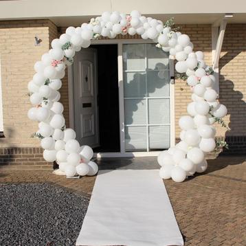 Een bruiloft! Daar hoort een witte loper bij beschikbaar voor biedingen