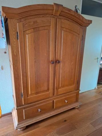 Eiken kast. Veel bergruimte beschikbaar voor biedingen