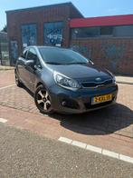 Kia Rio 1.2 I 5DRS 2013 Grijs | Carplay | parkeersensoren, Auto's, Kia, Zwart, 4 cilinders, Origineel Nederlands, Handgeschakeld