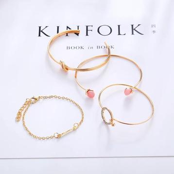 Set van 4 goudkleurige armbanden beschikbaar voor biedingen