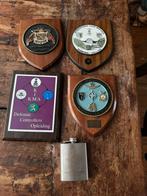 4 houten militairen schildjes en zakflacon mariniers, Ophalen of Verzenden, Marine, Nederland