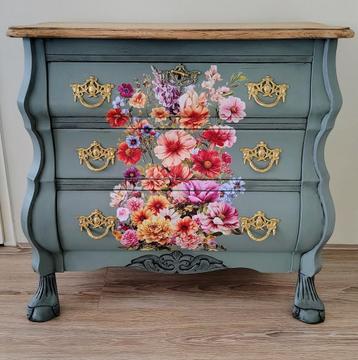 Oud groen buikkastje met bloemenmoetief  beschikbaar voor biedingen