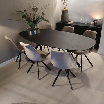Tafel zwart beschikbaar voor biedingen