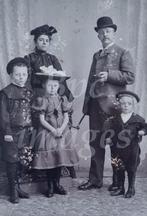 Kabinetfoto gezin staand meisje hoed 2 zoontjes 1900's, Verzamelen, Gebruikt, Foto, Voor 1940, Kind