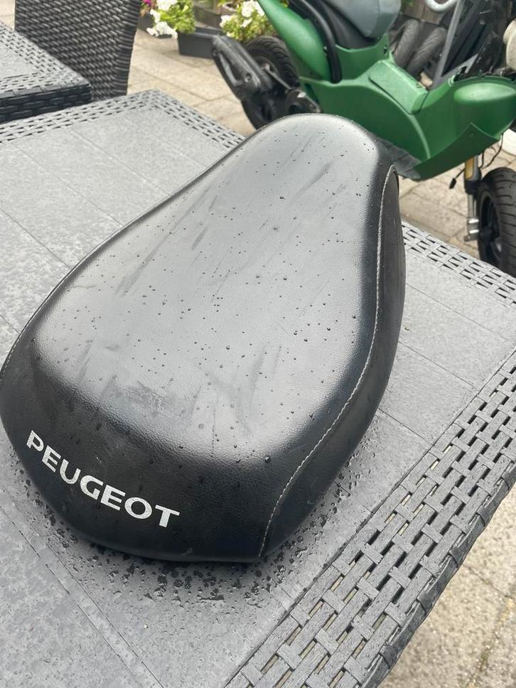 Peugeot zadel, Fietsen en Brommers, Brommers | Tuning en Styling, Zo goed als nieuw, Ophalen