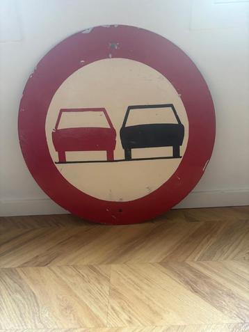 Grappig verkeersbord verboden in te halen beschikbaar voor biedingen