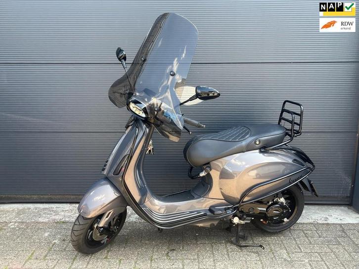 Vespa Snorscooter Sprint 50 stuurverwarming vol opties 8100, Fietsen en Brommers, Snorfietsen en Snorscooters, Gebruikt, Vespa
