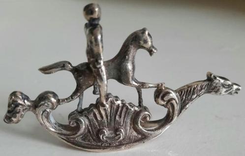 Zilveren miniatuur jongen op hobbelpaard, Antiek en Kunst, Antiek | Goud en Zilver, Zilver, Ophalen of Verzenden