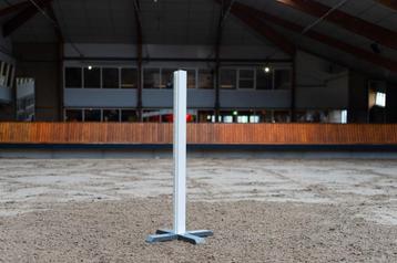 Complete hindernis steilsprong met staanders en balken beschikbaar voor biedingen