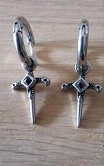 Kleine zilverkleurige Gothic kruis oorbellen, Ophalen of Verzenden