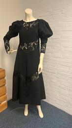 Zwarte jurk met pof en cutout motief maat S, Ophalen of Verzenden, Onder de knie, Maat 36 (S), Zwart