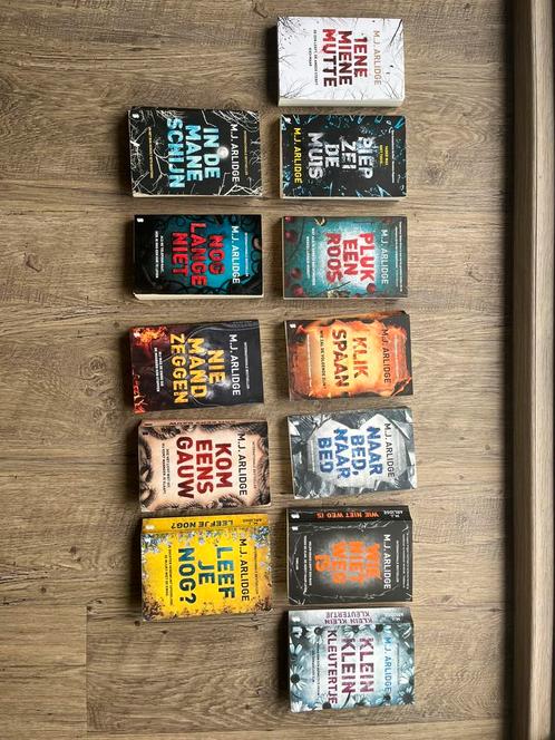 Complete serie boeken M.J. Arlidge, Boeken, Thrillers, Gelezen, Nederland, Ophalen of Verzenden