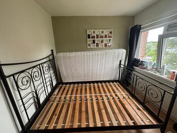 Tweepersoonsbed 140x200 cm zwart