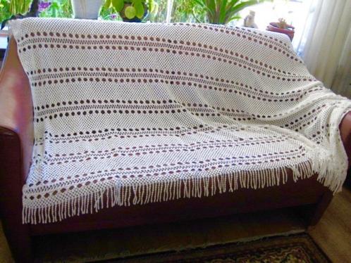 ,WIT GEHAAKT KLEED / SPREI MET LEUKE GEHAAKTE FRANJES ,BROCA, Antiek en Kunst, Curiosa en Brocante, Ophalen of Verzenden