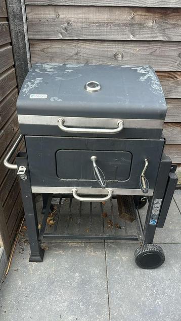 Houtskoolbarbecue gratis ophalen beschikbaar voor biedingen