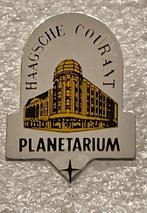 Haagsche Courant Planetarium Speldje, Verzamelen, Speldjes, Pins en Buttons, Ophalen of Verzenden, Gebruikt, Stad of Land, Speldje of Pin