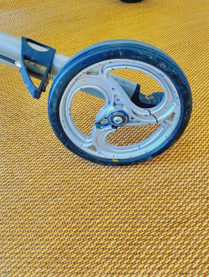 moderne rollator met een wiel die niet goed is gratis, Diversen, Rollators, Zo goed als nieuw, Lichtgewicht, Opvouwbaar, Ophalen