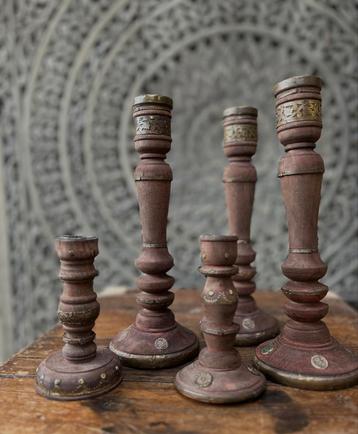 Oude houten kandelaars bewerkt India oosters sober sleets beschikbaar voor biedingen