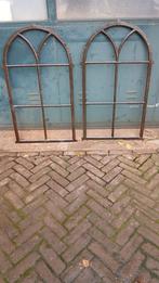 2 gelijke gietijzeren stalramen type kerkraam 57/100 cm, Ophalen of Verzenden