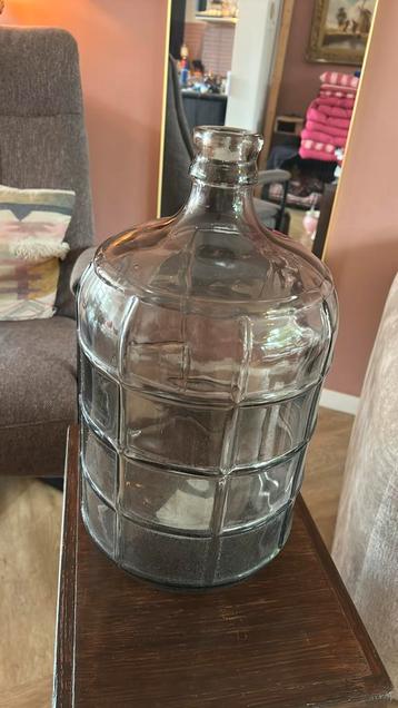 Grote glazen fles vaas beschikbaar voor biedingen
