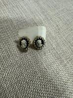 Vintage Camee Oorknopjes, Sieraden, Tassen en Uiterlijk, Oorbellen, Overige materialen, Zwart, Ophalen of Verzenden, Zo goed als nieuw