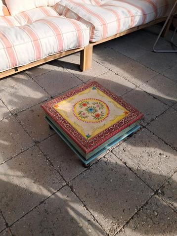 Ibizastijl Bijzettafeltje met Bloemen beschikbaar voor biedingen