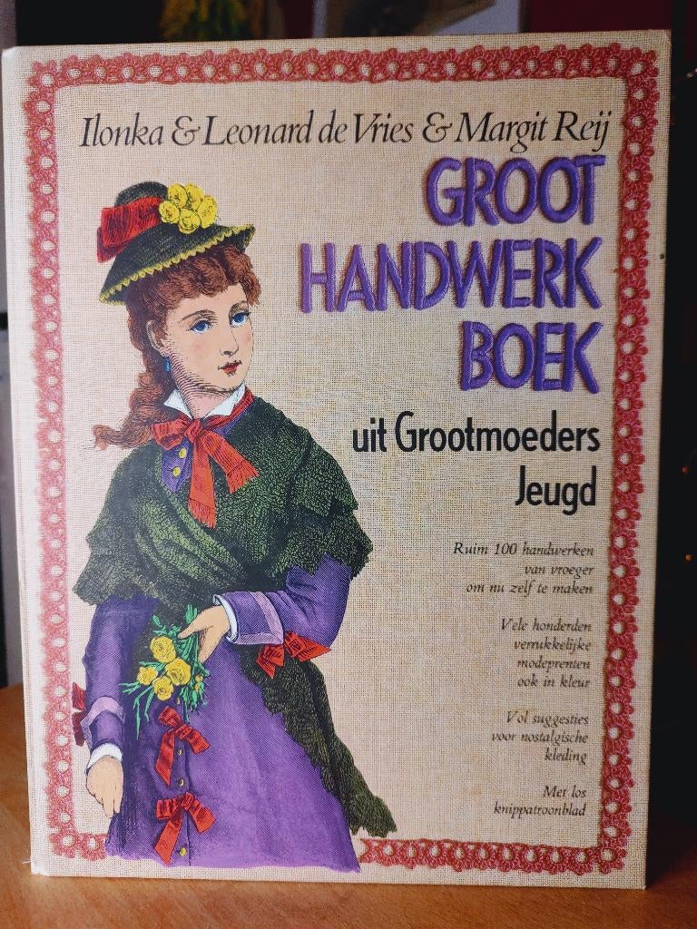 Groot handwerkboek uit grootmoeders jeugd met patroonblad, Verzenden, Zo goed als nieuw