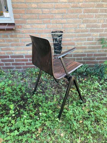 Vintage schoolstoel met armleuningen beschikbaar voor biedingen