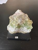 Calcit edelsteen op houder met naamplaatje, Verzamelen, Mineralen en Fossielen, Ophalen