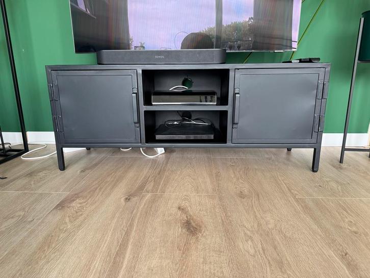 Zwart metalen TV-meubel met deurtjes, Huis en Inrichting, Kasten | Televisiemeubels, Zo goed als nieuw, Minder dan 100 cm, 100 tot 150 cm