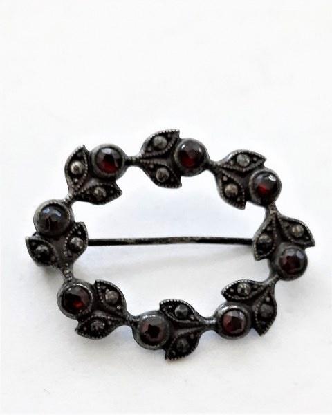 Mooie (rouw-) broche van gezwart zilver blaadjes met granate, Sieraden, Tassen en Uiterlijk, Antieke sieraden, Broche, Zilver