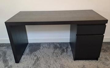 Zwarte Ikea Malm bureau - zo goed als nieuw! - afbeelding 1