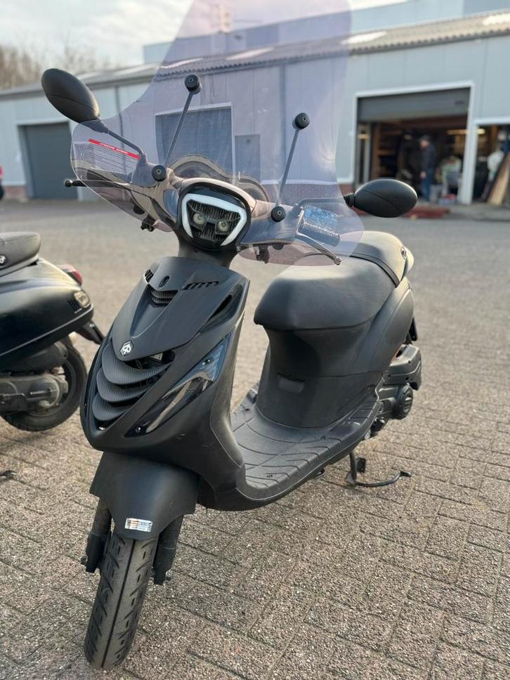 Prachtige Piaggio Zip | Weinig kilometers!, Fietsen en Brommers, Scooters | Vespa, Zo goed als nieuw, Maximaal 25 km/u, Benzine