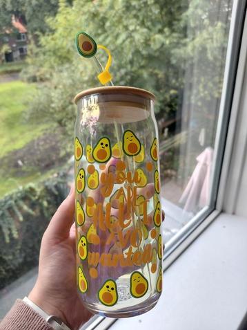 Leuke holo glazen drinkbeker met avocadoprint en rietje beschikbaar voor biedingen
