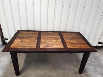 Prachtige koloniale eettafel. Het kan geleverd worden. beschikbaar voor biedingen