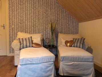 Twee lounge bankstellen te koop