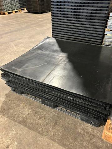 rubber matten ca 110x100 cm  beschikbaar voor biedingen