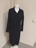 Prachtige donkerblauwe jurk van Zusss maat L, travelstof, Kleding | Dames, Zusss, Ophalen of Verzenden, Zo goed als nieuw, Blauw